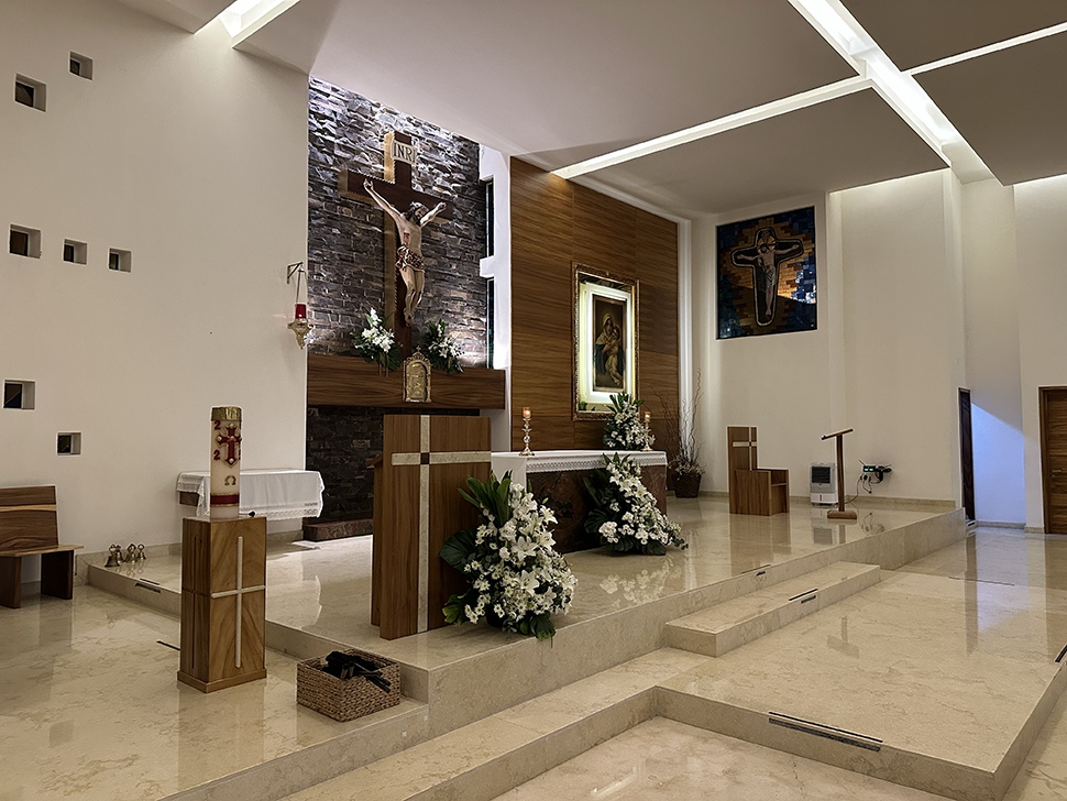 Presbiterio y Altar durante Bautismos en Templo Schoenstatt