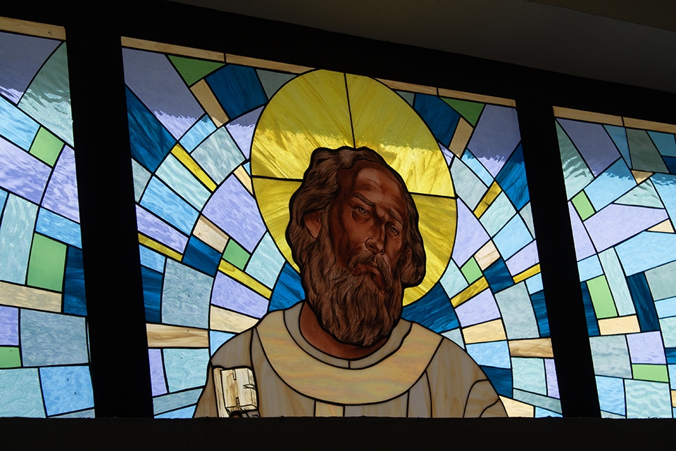 Vitral de San Pedro con halo dorado