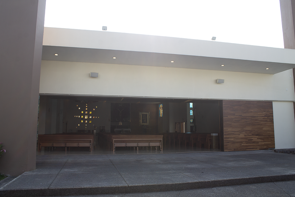 Entrada principal y puertas de madera del templo